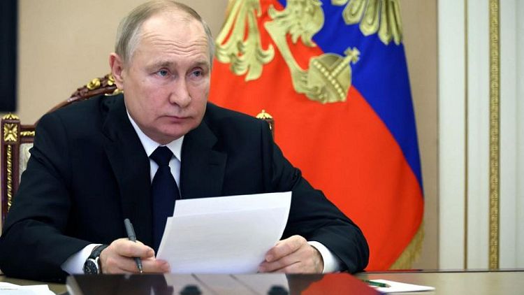 Putin dice que no se limitará el apoyo financiero a las fuerzas armadas rusas