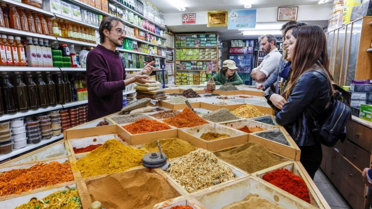 عز الدين بخاري في جولة مع سياح في القدس الشرقية
