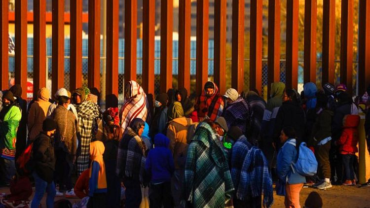 "A la expectativa", migrantes se agolpan en frontera EEUU-México en el limbo del asilo