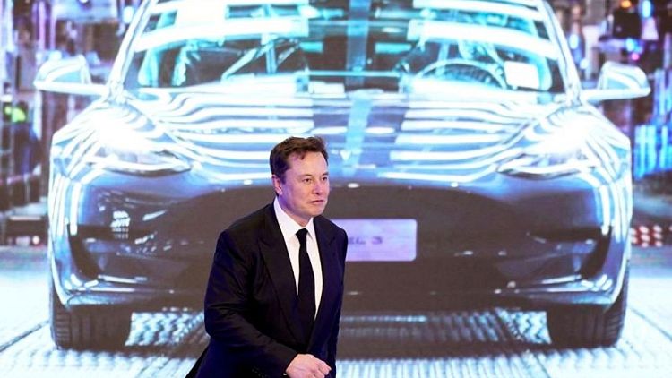 Elon Musk dice que no venderá más acciones de Tesla durante de dos años