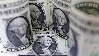 Monedas caen por alza del dólar; bolsas operan dispares