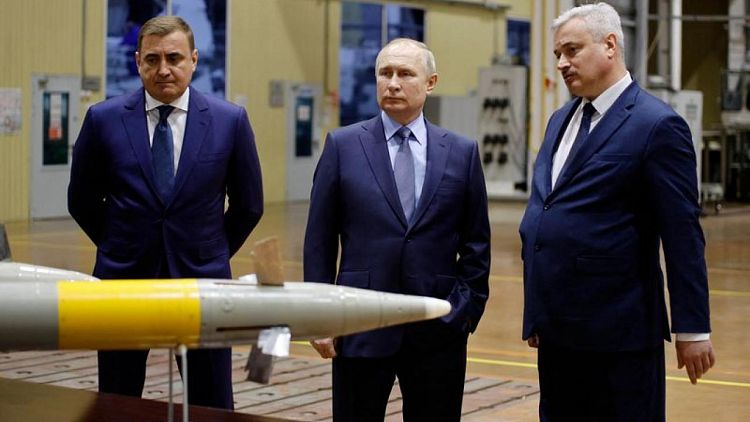 Putin pide a la industria de defensa rusa que se esfuerce por la guerra de Ucrania