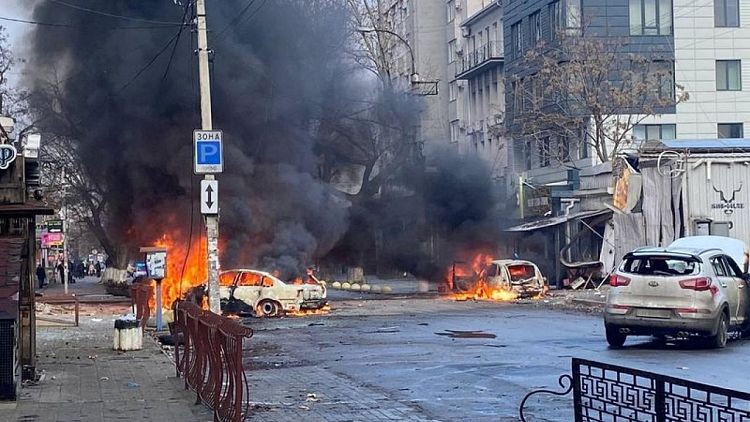 Ucrania dice que un ataque ruso mata al menos a 10 personas; Moscú culpa a las fuerzas favorables a Kiev