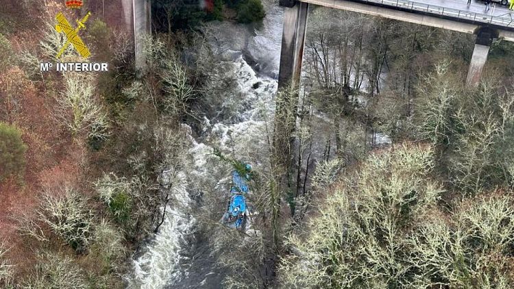 Al menos 3 muertos y 4 desaparecidos deja autobús que cayó a un río desde un puente en España