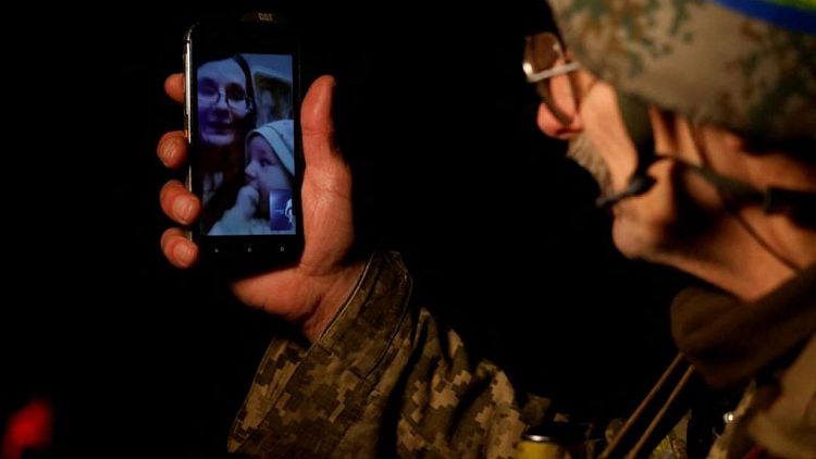 Un soldado ucraniano se encuentra con su familia en una llamada navideña desde el este del país