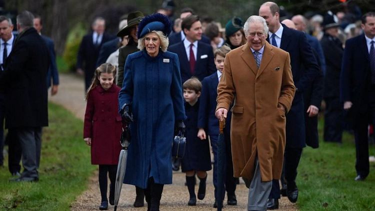 El rey Carlos recuerda a la difunta reina Isabel y cita fe en la humanidad en su mensaje de Navidad