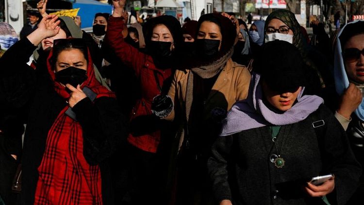 Save the Children y otras ONGs suspenden sus actividades en Afganistán tras prohibición a personal femenino
