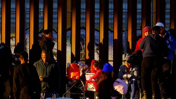 El gobernador de Texas puso en peligro vidas con traslado de migrantes en Nochebuena: Casa Blanca