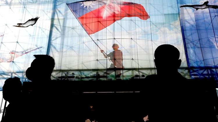 Taiwán ampliará el servicio militar obligatorio, mientras China muestra su poderío aéreo
