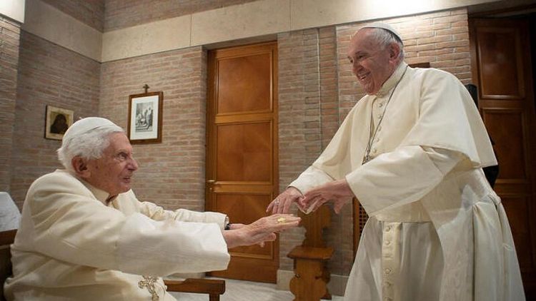 Papa emérito Benedicto está "muy enfermo", según Francisco