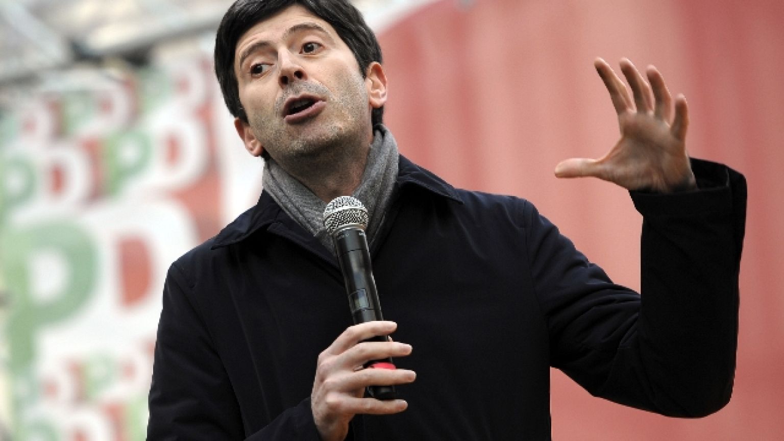 "La premier finge che il virus non esista più"