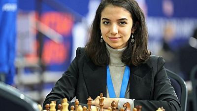 Una ajedrecista iraní fue advertida de que no regresara a Irán tras competir sin hiyab -fuente