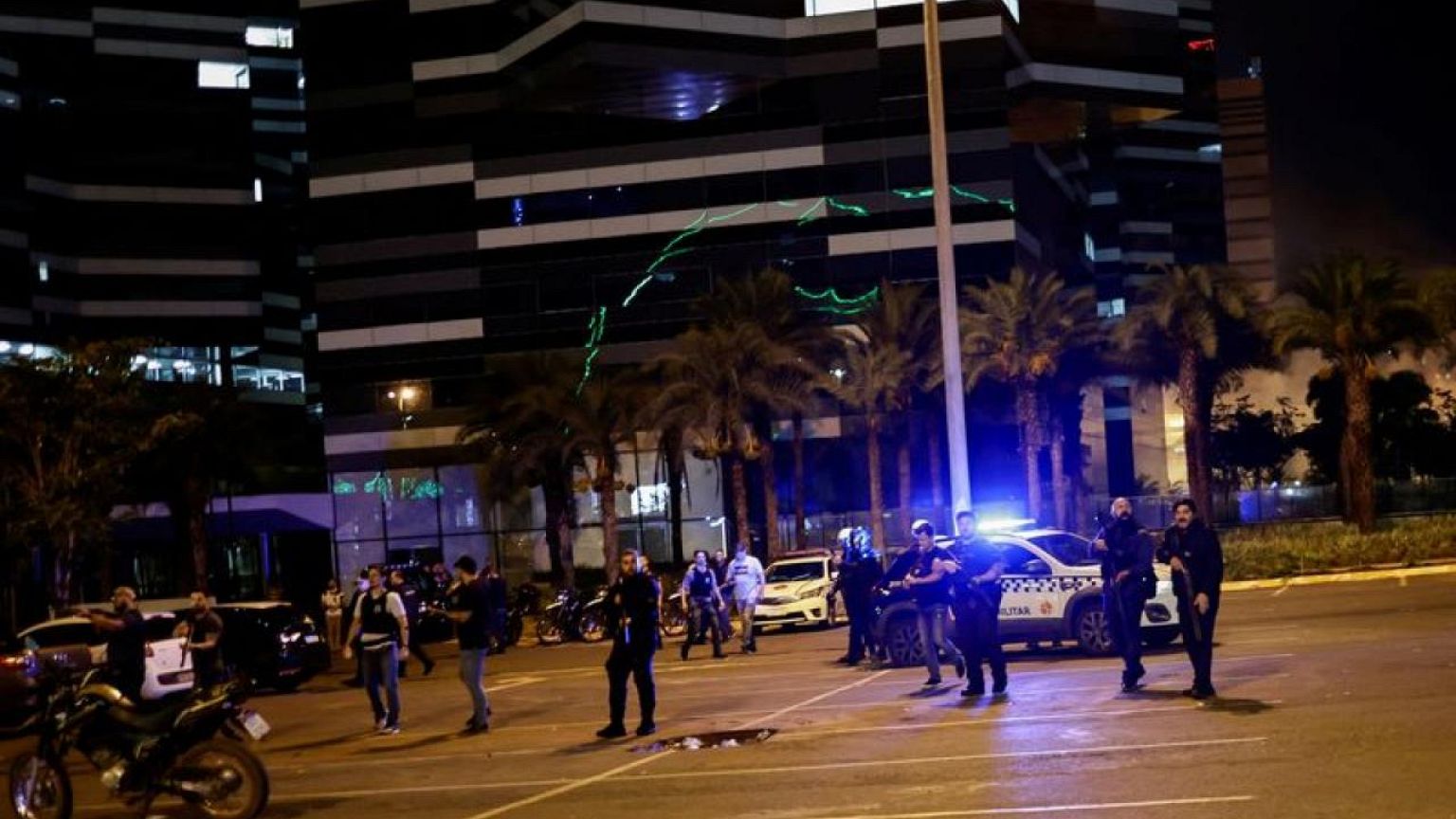 البرازيل تعتقل 4 للاشتباه بضلوعهم في محاولة انقلاب خلال شغب أنصار بولسونارو