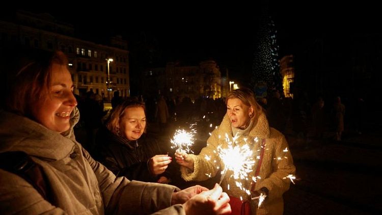 Ucranianos desafiantes celebran Año Nuevo mientras drones son derribados