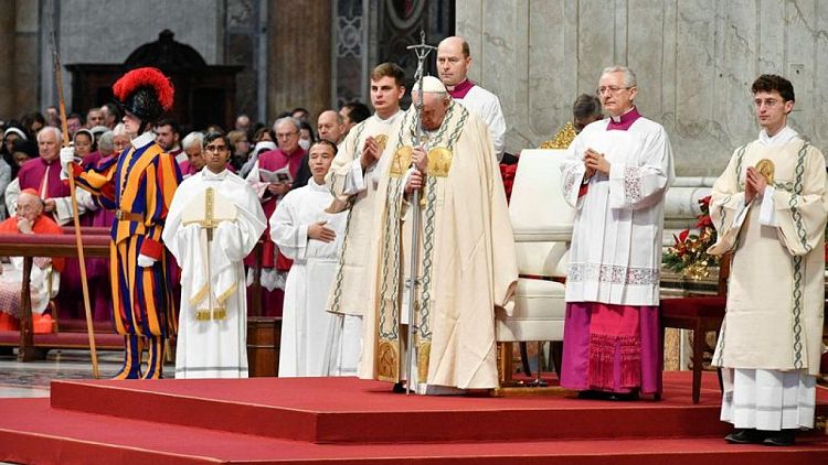 وفاة البابا بنديكت تلقي بظلالها على احتفالات العام الجديد في الفاتيكان