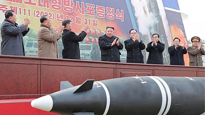 زعيم كوريا الشمالية يأمر بتطوير صواريخ جديدة عابرة للقارات وسط تصاعد التوترات