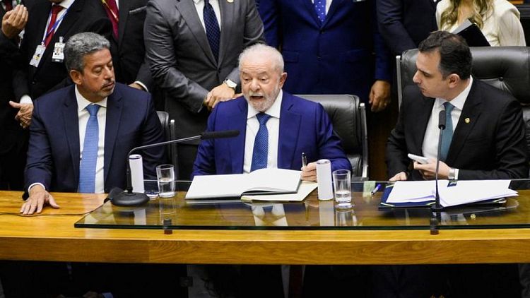 Lula decreta prórroga de exención de impuestos sobre combustibles en Brasil