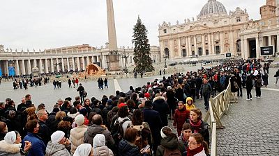 Fieles rinden homenaje a Benedicto XVI en la Basílica de San Pedro