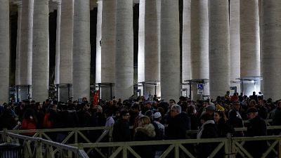 La salma del papa emerito resterà esposta fino a mercoledì La salma del papa emerito resterà esposta fino a mercoledì