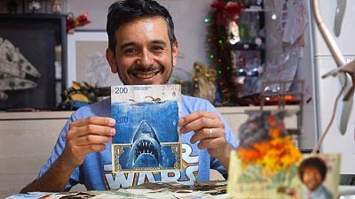 Pintar sobre billetes: escaso valor del peso argentino lleva a artista a usarlo en lugar de lienzo