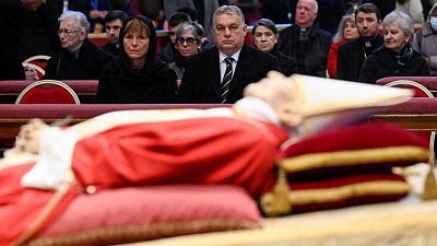 Orban, Meloni y miles de personas presenta sus respetos a Benedicto XVI en su despedida