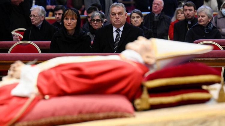 Orban, Meloni y miles de personas presenta sus respetos a Benedicto XVI en su despedida