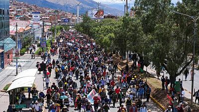 Peruanos marchan por la paz mientras país espera nuevas protestas tras destitución de expresidente