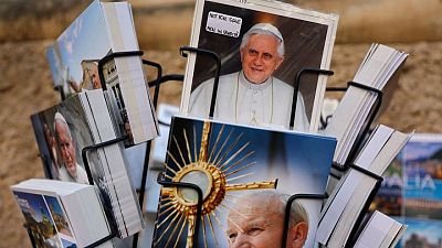 El Papa Francisco elogia a Benedicto XVI mientras el Vaticano se prepara para el funeral