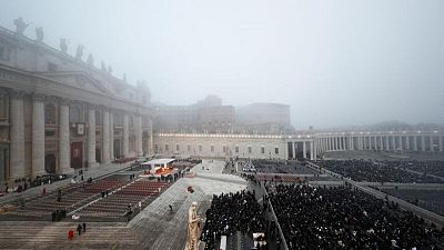 Multitudes llegan durante la noche al funeral del Papa emérito Benedicto XVI