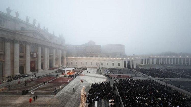 البابا فرنسيس يقود جنازة سلفه بنديكت وأنصاره يطلبون له القداسة