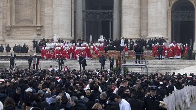 A messa iniziata fedeli continuano ad arrivare a San Pietro A messa iniziata fedeli continuano ad arrivare a San Pietro