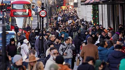 Los consumidores británicos desafían la crisis del coste de la vida en Navidad