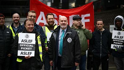 No se vislumbra el fin de las huelgas en un Reino Unido afectado por la crisis