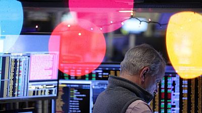 Wall St cae por datos sobre el mercado laboral de EEUU y la postura de la Fed sobre tasas de interés