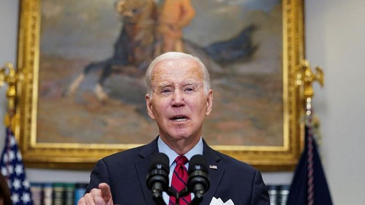 Biden dice que Putin intenta encontrar "oxígeno" con su propuesta de tregua