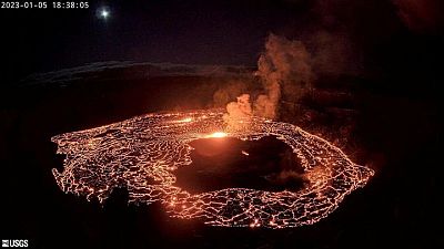 El volcán Kilauea de Hawái vuelve a entrar en erupción y se eleva el nivel de alerta -USGS