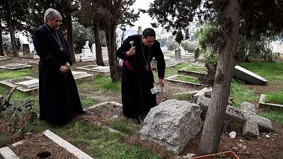 الشرطة الإسرائيلية تقبض على شخصين يشتبه في تخريبهما مقبرة بروتستانتية