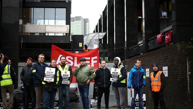 Los maquinistas británicos irán a la huelga el mes que viene tras rechazar una oferta