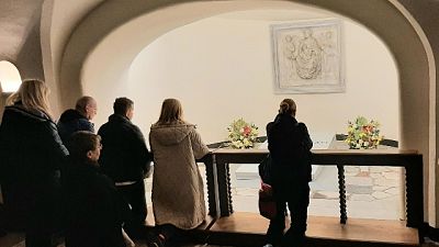 Sulla lapide l'epigrafe nera con la scritta 'Benedictus PP XVI' Sulla lapide l'epigrafe nera con la scritta 'Benedictus PP XVI'