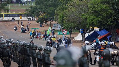 La policía brasileña se reúne ante campamento de partidarios de Bolsonaro en Brasilia: testigo Reuters