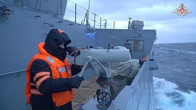 Un buque de guerra ruso realiza ejercicios en el mar de Noruega