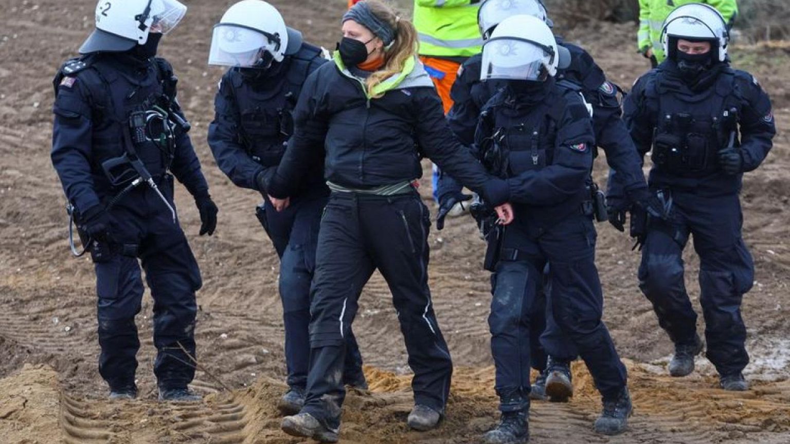 La policía alemana desaloja una protesta contra la ampliación de una mina de carbón