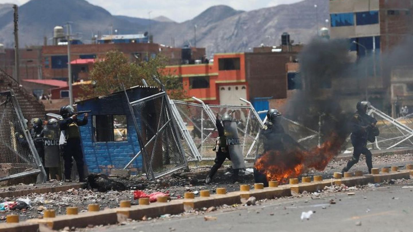 Per decreta toque de queda en zona de protesta gobierno logra