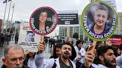 حقوقيون: محكمة تركية تدين طبيبة بالدعاية للإرهاب وتطلق سراحها