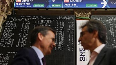 Acciones europeas suben por expectativas de alzas de tasas menos agresivas; Direct Line se desploma