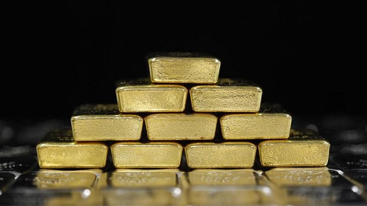 الذهب ينزل عن أعلى مستوى في 8 أشهر وسط ترقب لبيانات التضخم الأمريكية