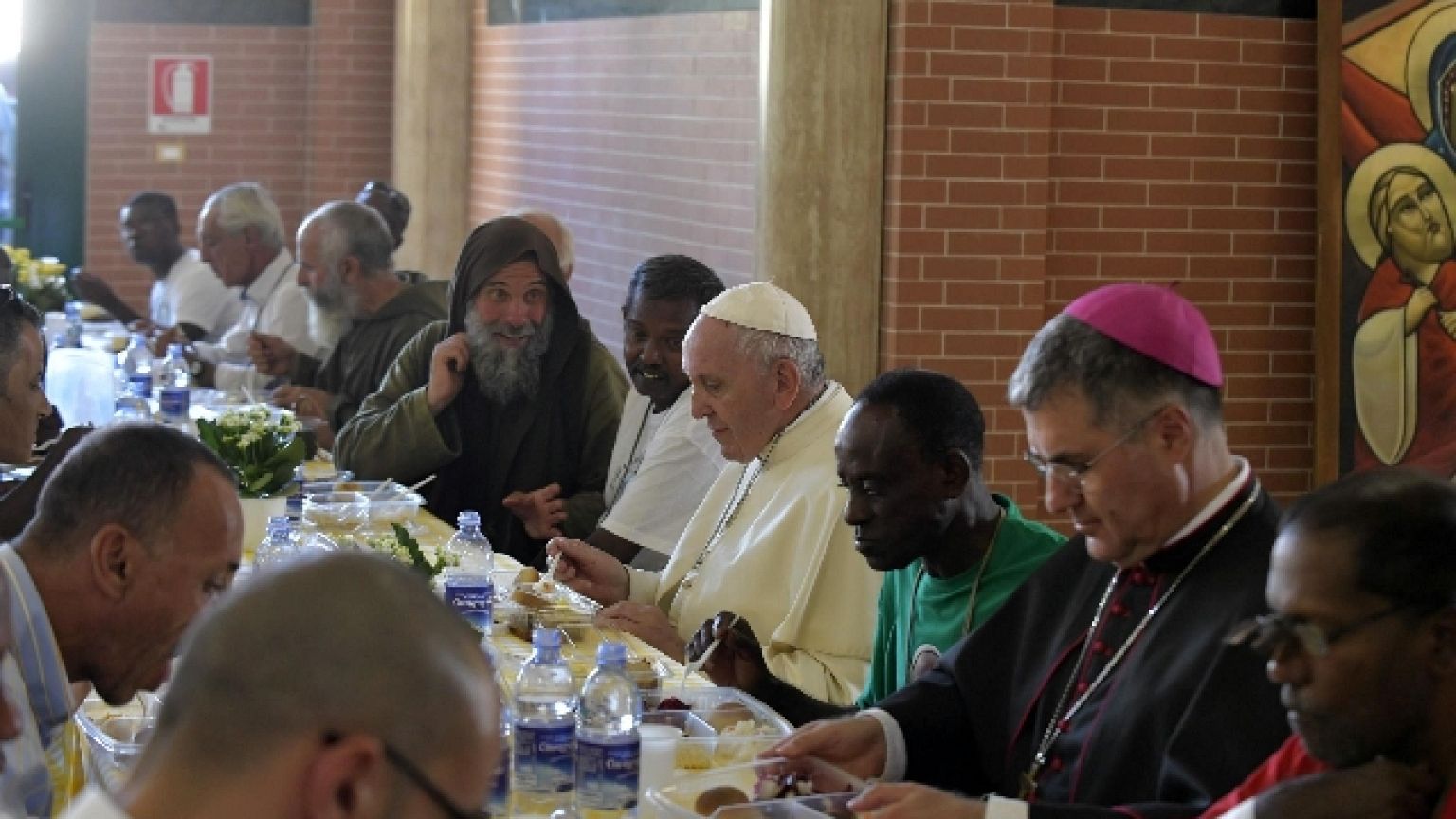 Con 160 "ultimi" seduto accanto al missionario e a un disabile