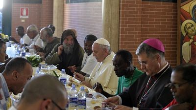Con 160 "ultimi" seduto accanto al missionario e a un disabile Con 160 "ultimi" seduto accanto al missionario e a un disabile