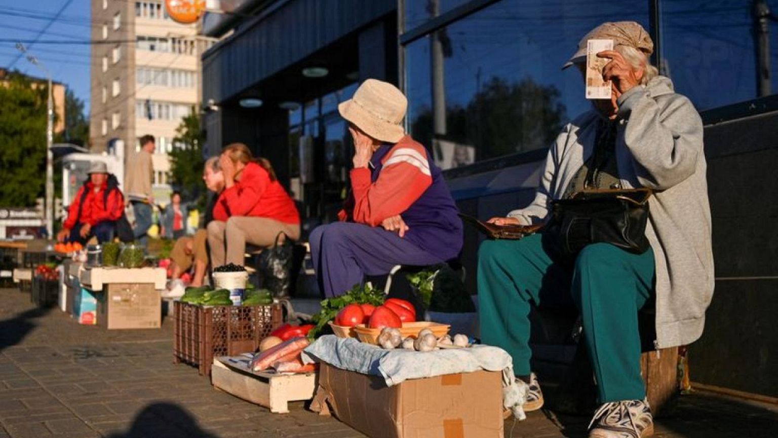 Russian weekly consumer prices edge higher in January
