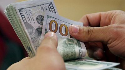 مصرفيون: الدولار يتدفق في سوق العملات المصرية بعد خفض قيمة الجنيه